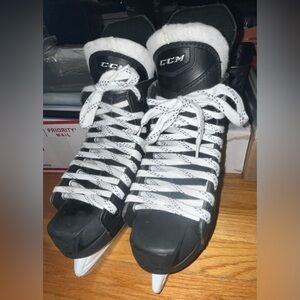 CCM Kids Ice Hockey Skates Size 4